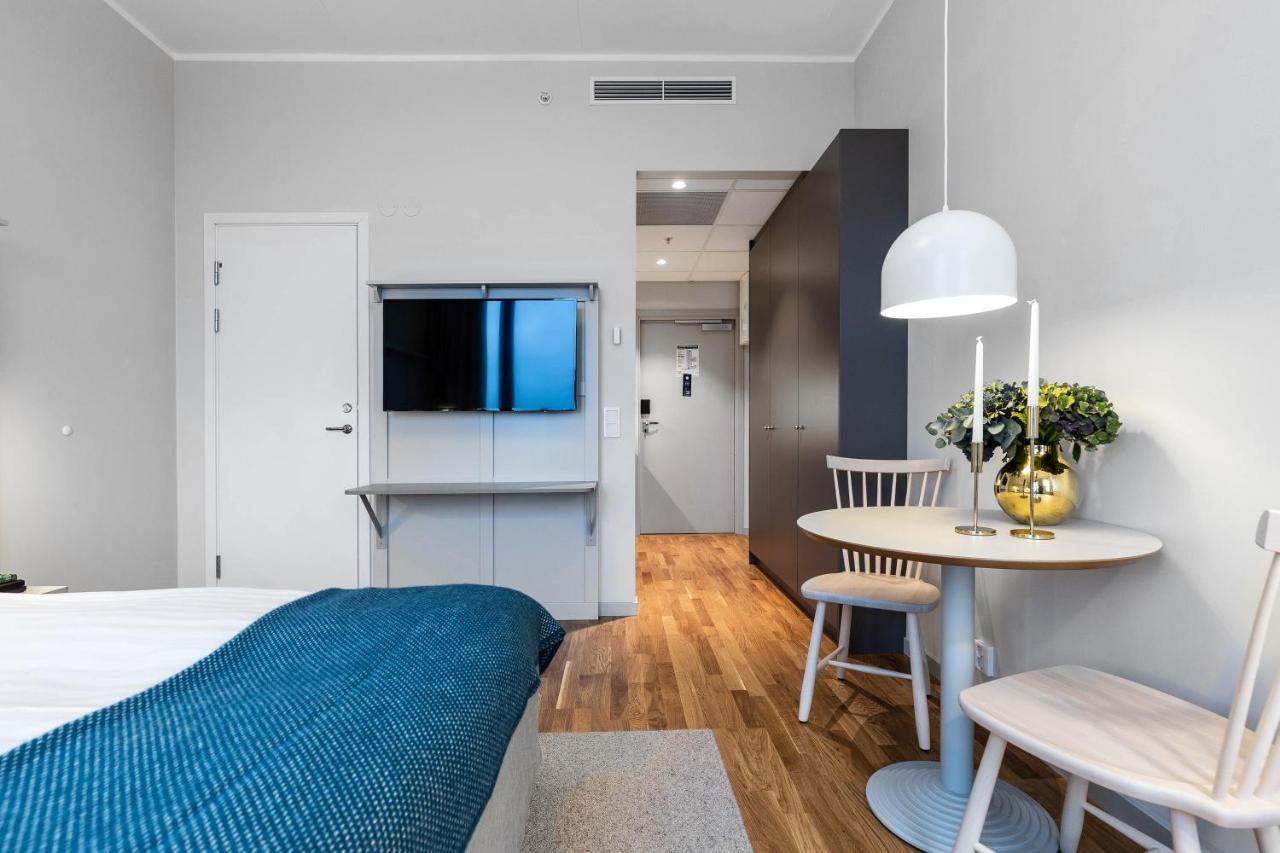 Biz Apartment Bromma Stockholm Buitenkant foto A room at the hotel