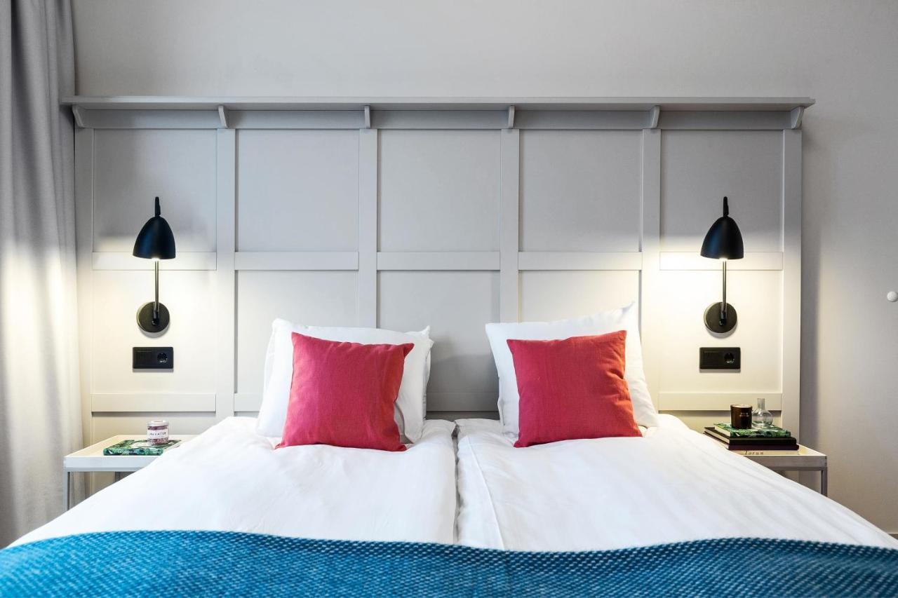 Biz Apartment Bromma Stockholm Buitenkant foto A room at the hotel
