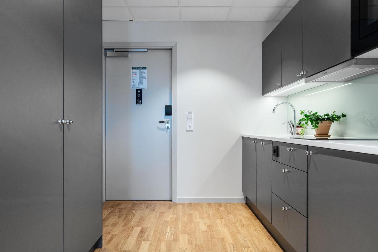 Biz Apartment Bromma Stockholm Buitenkant foto A typical kitchen in a student apartment