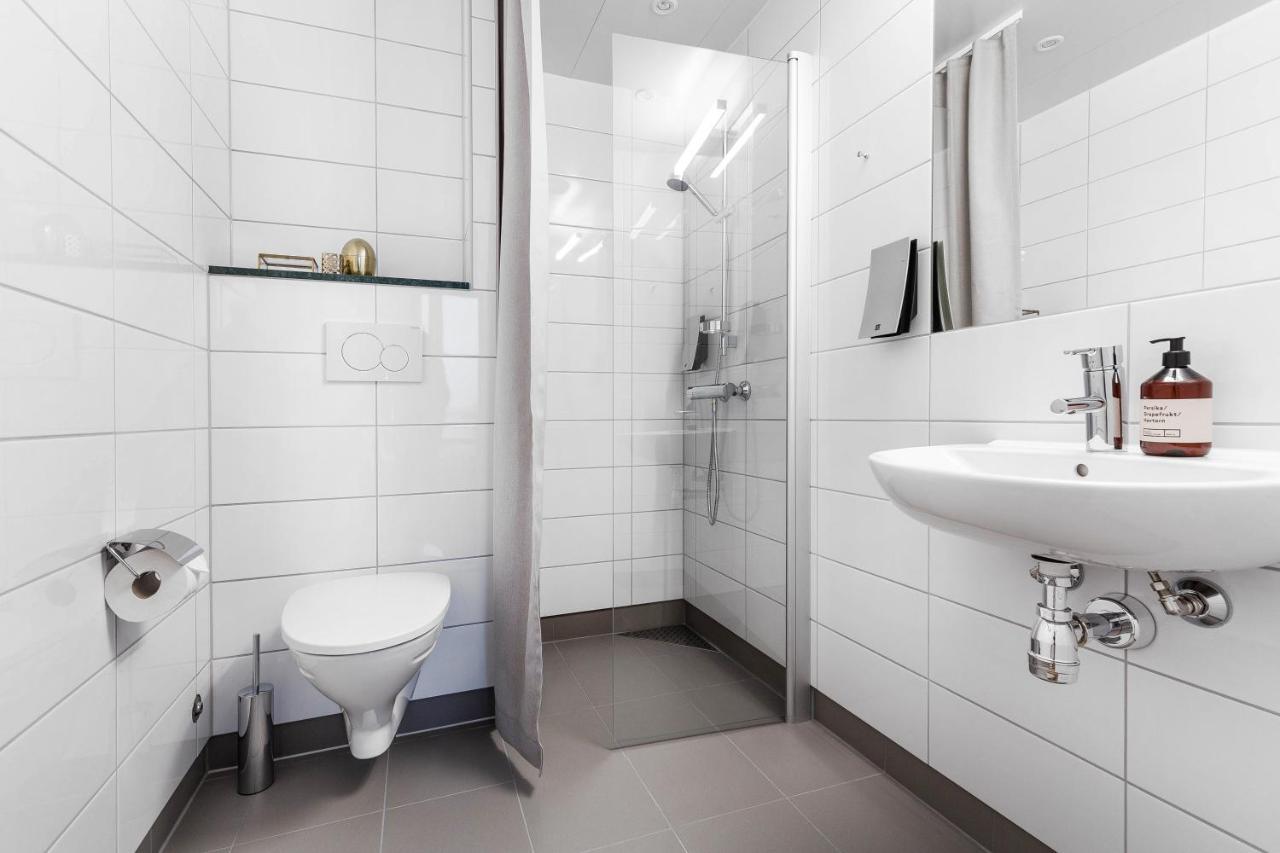 Biz Apartment Bromma Stockholm Buitenkant foto A wet room