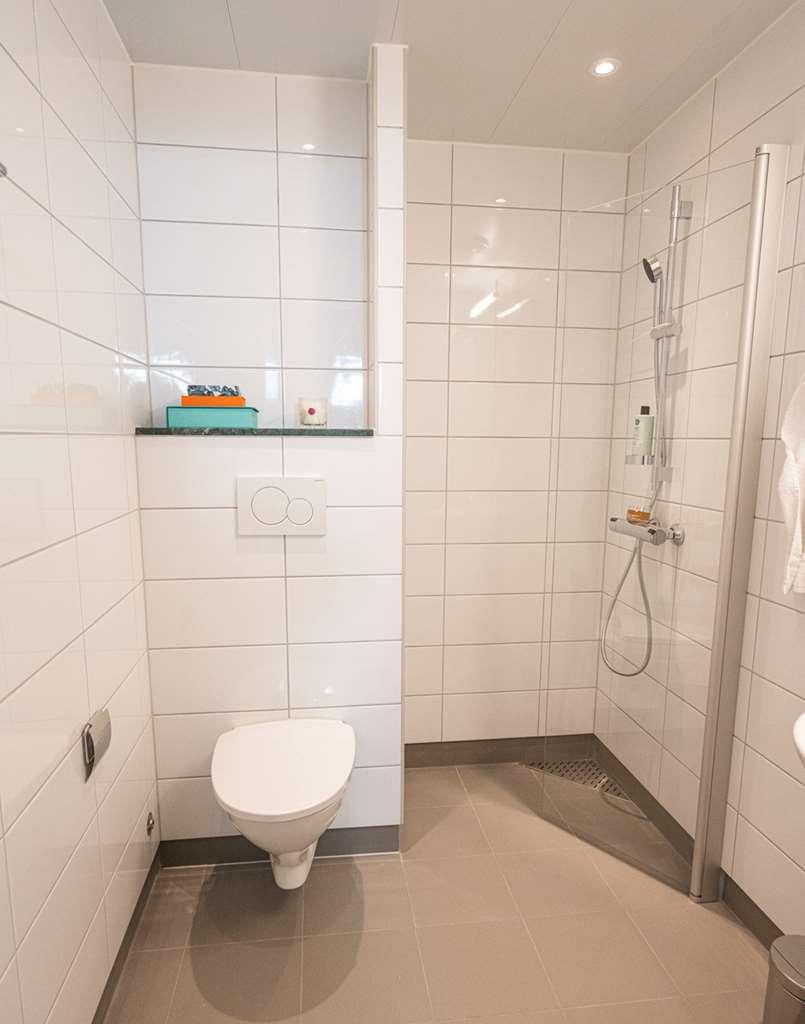 Biz Apartment Bromma Stockholm Buitenkant foto A shower cubicle
