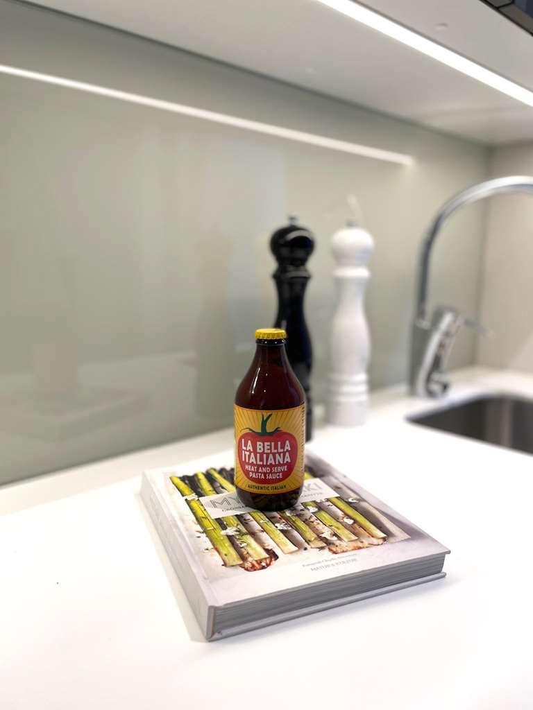 Biz Apartment Bromma Stockholm Faciliteiten foto A bottle of tomato sauce