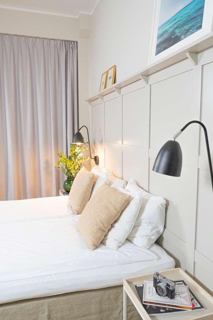 Biz Apartment Bromma Stockholm Kamer foto A bed with cushions