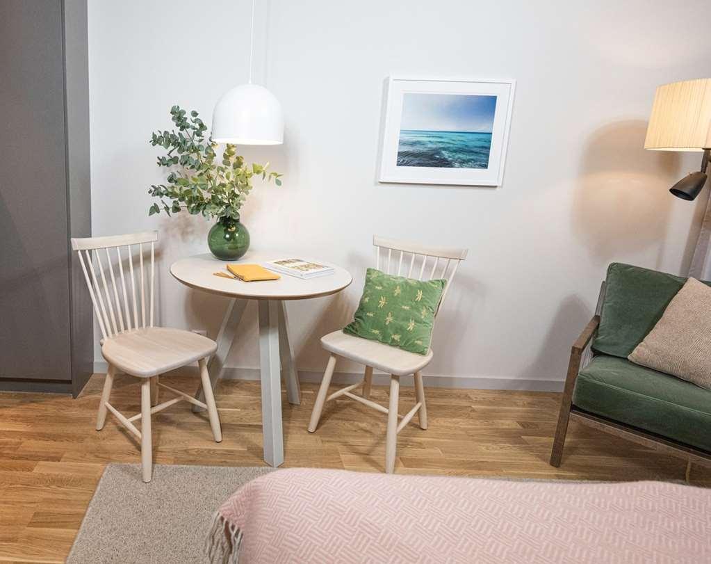 Biz Apartment Bromma Stockholm Faciliteiten foto A small table and two chairs